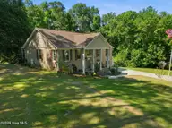 103 Courtland Drive, Jacksonville, NC 28546 — 4-bedroom home in Country Club Acres, Jacksonville, NC, photo 5 of 58: 5-web-or-mls-21
