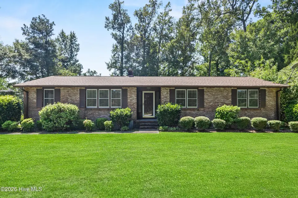5 Forest Court, Jacksonville, NC 28540 — 3-bedroom home in Houston Heights, Jacksonville, NC, photo 1 of 36
