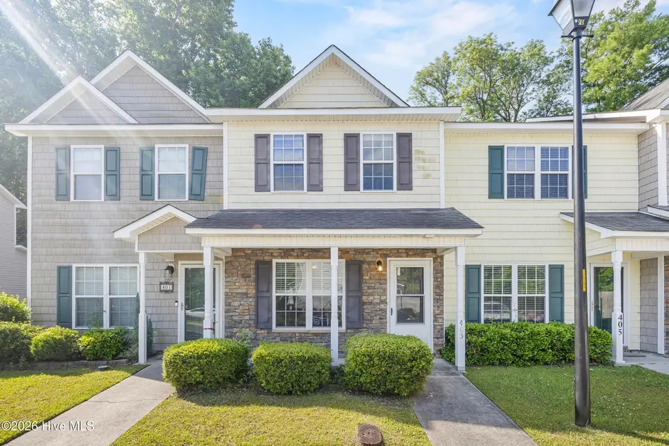 27 E Doris Avenue 403, Jacksonville, NC 28540 — 2-bedroom townhome in Doris Place, Jacksonville, NC, photo 1 of 22: 1_front exterior