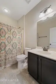 134 Mittams Point Drive, Jacksonville, NC 28546 — 3-bedroom home in Towne Pointe, Jacksonville, NC, photo 24 of 40: GUEST BATHROOM
