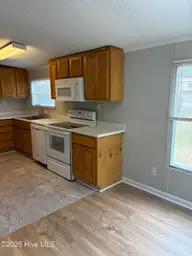 345 Lanier Avenue, Rocky Point, NC 28457 — 3-bedroom manufactured home in Pine Oak Estates, Rocky Point, NC, photo 4 of 15: IMG_4351