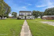 1009 Us Hwy 158 W, Elizabeth City, NC 27909 — 5-bedroom home, Elizabeth City, NC, photo 3 of 42: 2_002__39a6166_reedit_91056d1e