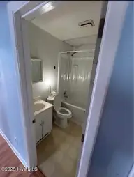 109 Broadview Lane, Hampstead, NC 28443 — 3-bedroom waterfront home in Hampstead On the Sound, Hampstead, NC, photo 10 of 22: Bathroom up