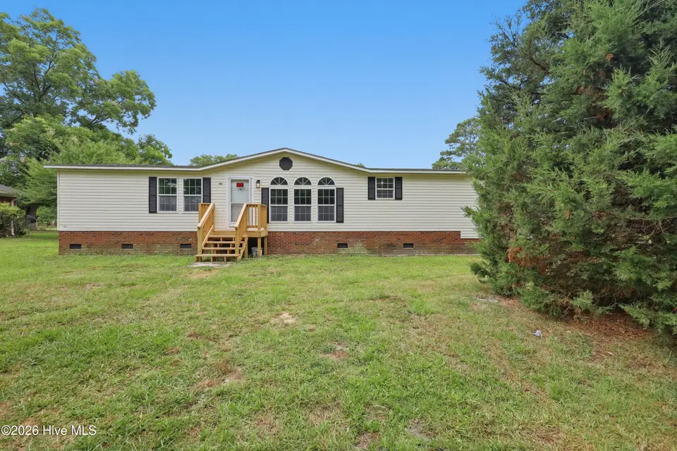 107 W Robertson Street, Beulaville, NC 28518 — 3-bedroom manufactured home, Beulaville, NC, photo 1 of 52