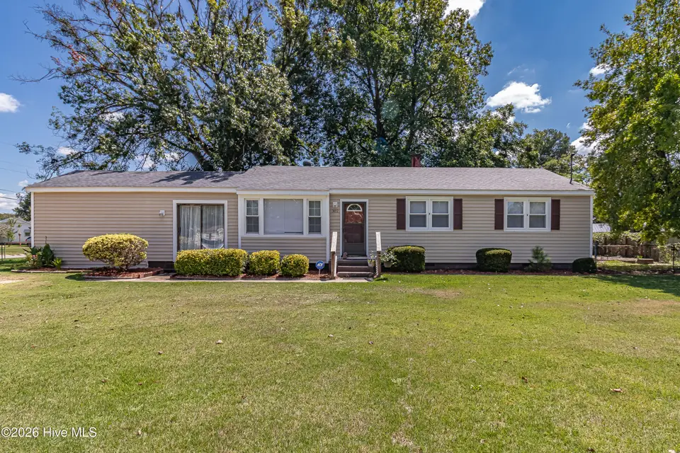 302 Nelson Drive, Goldsboro, NC 27534 — 3-bedroom home in Jefferson Park, Goldsboro, NC, photo 1 of 21: IMG_2729