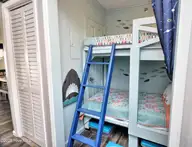 16 E First Street # 109, Ocean Isle Beach, NC 28469 — 1-bedroom waterfront condo in Ocean Cove, Ocean Isle Beach, NC, photo 15 of 24: Bed Nookl