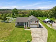 907 Oak Drive, Morehead City, NC 28557 — 3-bedroom home in Northwoods, Morehead City, NC, photo 17 of 64: 17-web-or-mls-DJI_20260813130754_0071_D_