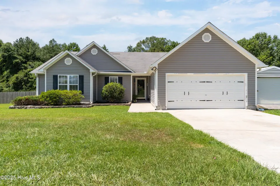 111 Camellia Creek Drive, Richlands, NC 28574 — 3-bedroom home in Camellia Creek, Richlands, NC, photo 1 of 61: 005-111 Camellia Creek-5