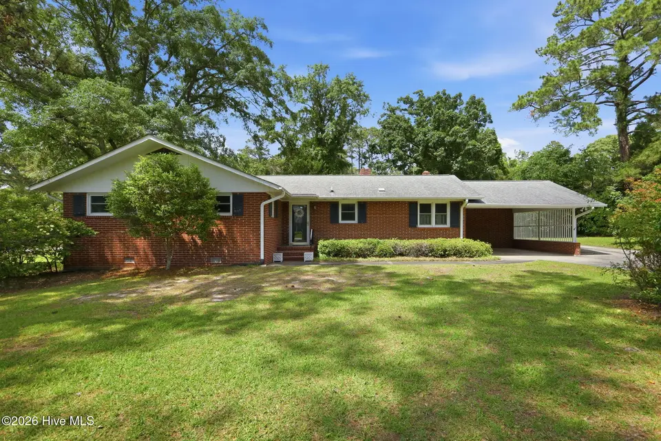 3030 Fairway Road, Morehead City, NC 28557 — 3-bedroom home in Country Club Acres, Morehead City, NC, photo 1 of 50: 2-web-or-mls-1S3A9218