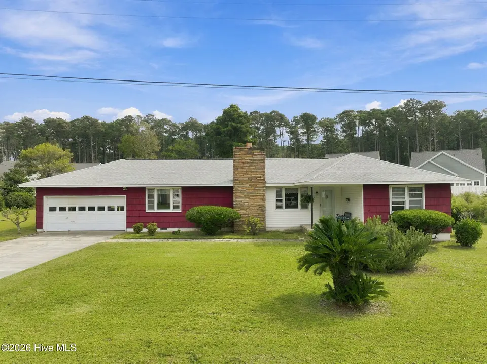 105 Sherwood Boulevard, Beaufort, NC 28516 — 4-bedroom home in Glendale, Beaufort, NC, photo 1 of 33: Front View