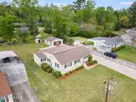 405 Seminole Trail, Jacksonville, NC 28540 — 3-bedroom home in Northwoods, Jacksonville, NC, photo 4 of 48: DJI_0806