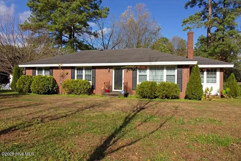 407 S Jefferson Avenue, Goldsboro, NC 27530 — 3-bedroom home in Woodford, Goldsboro, NC, photo 1 of 35: 407 Jefferson Front