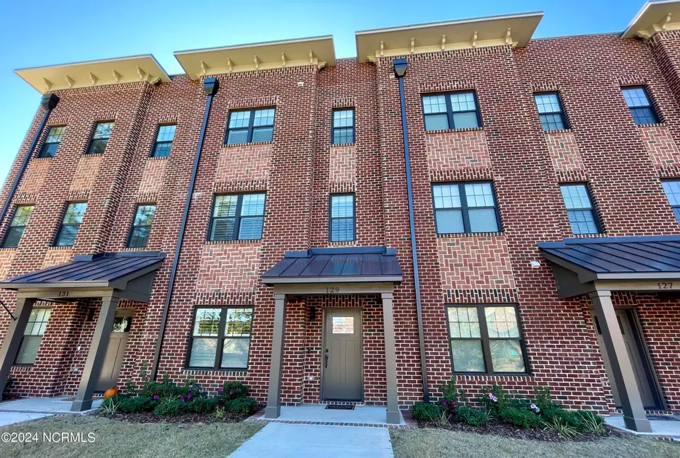129 Lexington Lane, Southern Pines, NC 28387 — 3-bedroom townhome in Brownstones, Southern Pines, NC, photo 1 of 43: IMG_6772