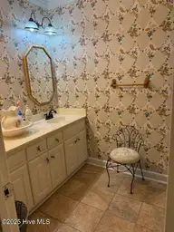 4500 Saint Andrews Drive N, Wilson, NC 27896 — 4-bedroom home in Country Club Colony, Wilson, NC, photo 17 of 33: Main Bath 2