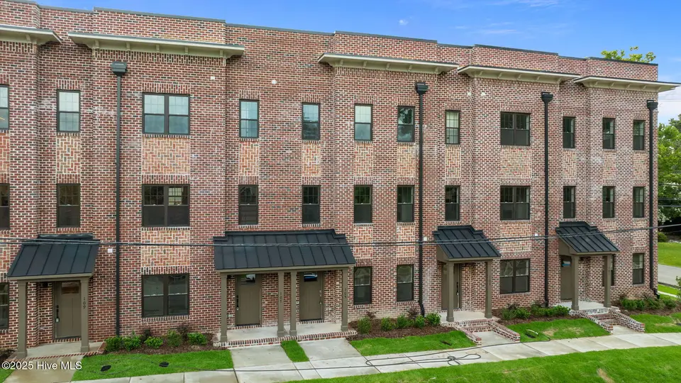 103 Lexington Lane, Southern Pines, NC 28387 — 3-bedroom townhome in Downtown, Southern Pines, NC, photo 1 of 11: 33-web-or-mls-DJI_0942