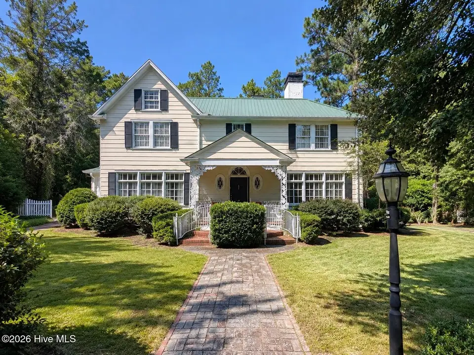 15 Mccaskill Road W, Pinehurst, NC 28374 — 4-bedroom home in Old Town, Pinehurst, NC, photo 1 of 26: 15 McCaskill Rd W