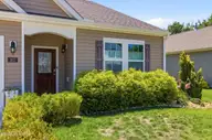 302 Ginger Drive, New Bern, NC 28560 — 3-bedroom home in Tyler, Home on the Lake, New Bern, NC, photo 7 of 38: 302 Ginger Drive, New Bern, NC 28560