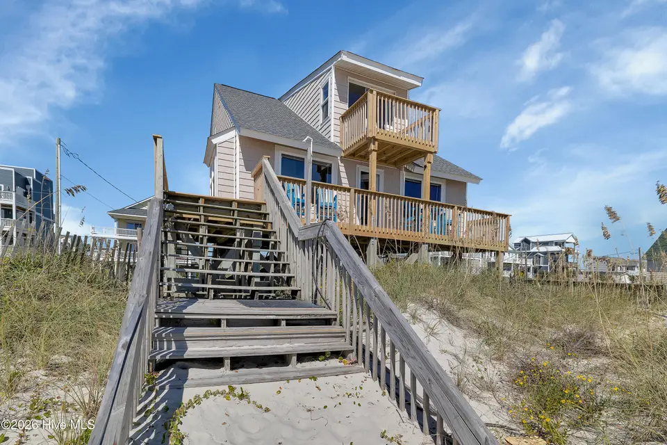 194 Topsail Road, North Topsail Beach, NC 28460 — 3-bedroom waterfront home in Old Settlers Beach, North Topsail Beach, NC, photo 1 of 53: GI - 194 Topsail Rd - Hannah & Duran-42