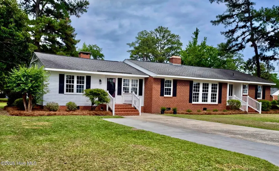 300 N Graham Street, Wallace, NC 28466 — 3-bedroom home in Wallace, Wallace, NC, photo 1 of 2