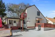 131 Purdie Drive, Emerald Isle, NC 28594 — 3-bedroom home in Oakland Hills, Emerald Isle, NC, photo 8 of 51: 131 Purdie Drive