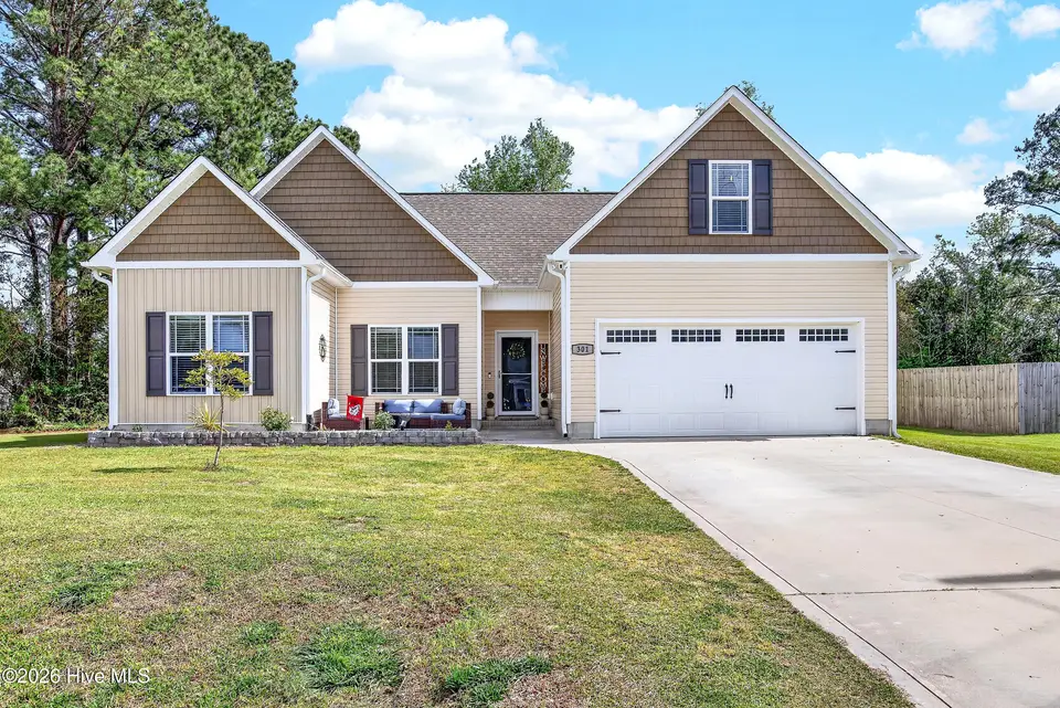 301 Buckeye Court S, Jacksonville, NC 28540 — 3-bedroom home in Gate Stone, Jacksonville, NC, photo 1 of 28