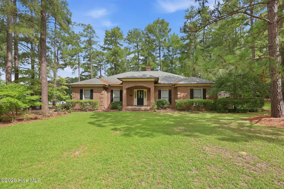 335 W Hedgelawn Way, Southern Pines, NC 28387 — 4-bedroom home in Sandhurst South, Southern Pines, NC, photo 1 of 44: large-019fcce6-a6c5-7375-8696-1a81000472
