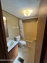 2437 Jean Lafitte Drive SW, Supply, NC 28462 — 3-bedroom manufactured home in Buccaneer Hills, Supply, NC, photo 9 of 20: Bathroom #1