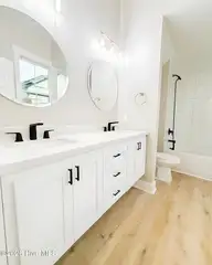 907 Wooster Street, Wilmington, NC 28401 — 4-bedroom home in Dawson-Castle Street, Wilmington, NC, photo 4 of 17: Wooster St Bathroom #2