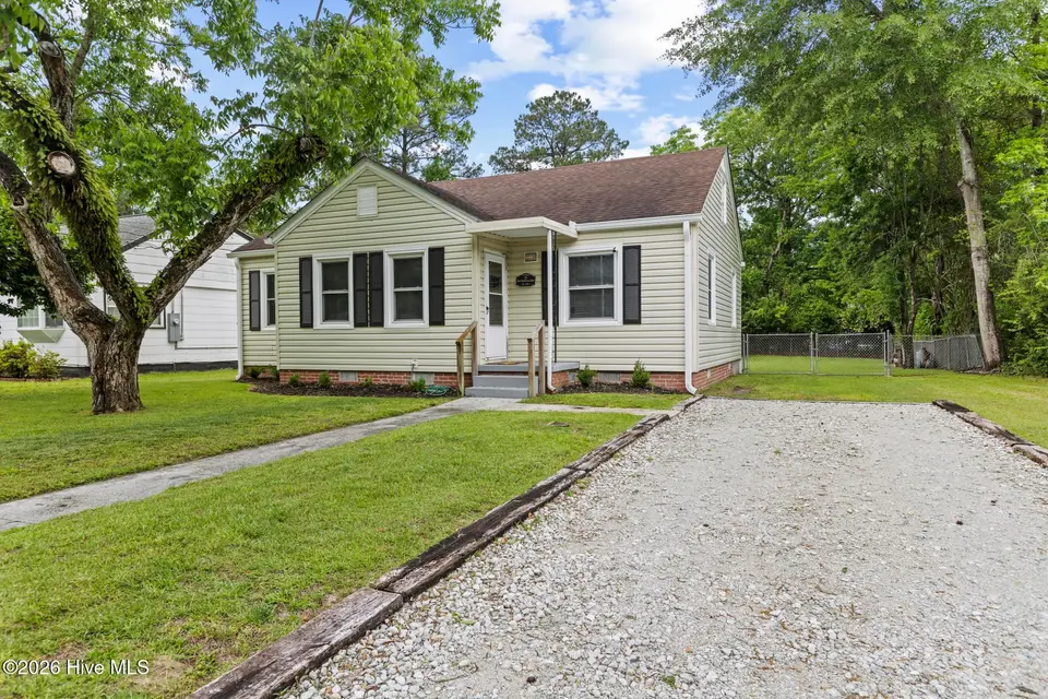 21 E Bayshore Boulevard, Jacksonville, NC 28540 — 2-bedroom home in Bayshore Estates, Jacksonville, NC, photo 1 of 27