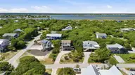 6820 Ocean Drive, Emerald Isle, NC 28594 — 3-bedroom waterfront home in Columbus Square, Emerald Isle, NC, photo 8 of 39: 6820 Ocean Drive